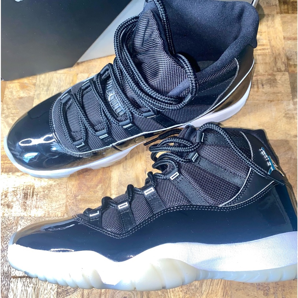 GENTLY USED Jordan 11 Jubilee